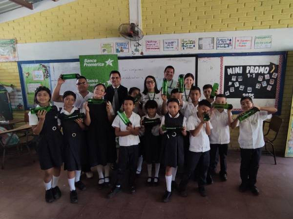 Los escolares recibieron un premio por parte de Banco Promérica al participar en charla ecológica.