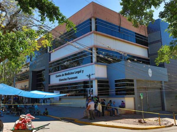 Los cuerpos de los dos hombres permanecen en la Morgue del Ministerio Público (MP), a espera de ser identificados.