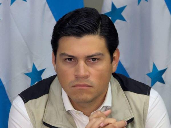 A minutos de oficializarse su salida, el exconsejero reaccionó en redes sociales y criticó duramente la decisión del Congreso Nacional.