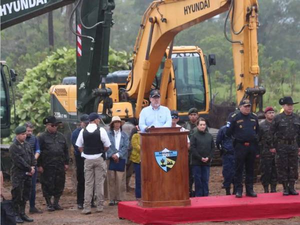 Sabemos que hay quienes se oponen, que hay quienes preferirían que las cosas sigan como están, pero no vamos a dar un paso atrás, comentó el mandatario el viernes.