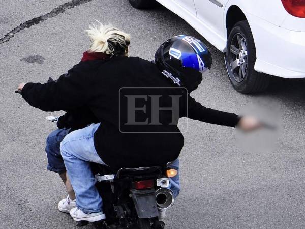 Cámaras de seguridad captaron el ataque contra un taxista en Tegucigalpa, quien sobrevivió pero resultó con heridas de gravedad.