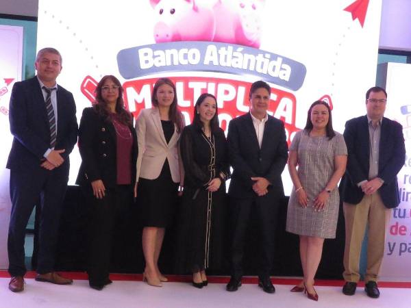 Ejecutivos de Banco Atlántida fueron partícipe del último sorteo de las promociones “Multiplica tus ahorros” y “Duplica tus Remesas”.