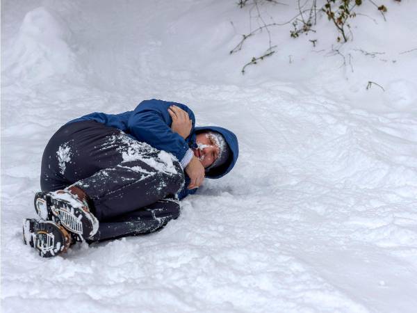 ¿Alguna vez has sentido un frío extremo recorriendo tu cuerpo, incluso cuando intentas abrigarte? Ten cuidado, podrías estar al borde de la hipotermia, una condición peligrosa que ocurre cuando el cuerpo humano pierde calor más rápido de lo que es capaz de producirlo.