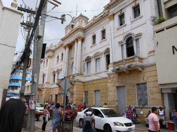 Casi un año y medio después del inicio de obras, el Antiguo Palacio Municipal sigue paralizado, sin personal y con retrasos en su restauración patrimonial.