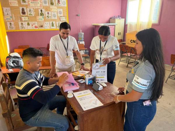 A pesar de la toma de un centro educativo en la madrugada, las elecciones en Guanaja comenzaron este 12 de abril.