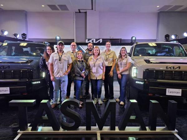 Autoridades y colaboradores de Corporación Jaar durante el lanzamiento de la nueva Kia Tasman en San Pedro Sula, en el marco de la Expomóvil 2025.