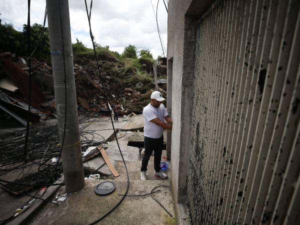 Los vecinos observan cómo la tierra avanza y amenaza con llevarse sus casas. Hasta el momento, 27 familias han sido evacuadas de la zona de alto riesgo.