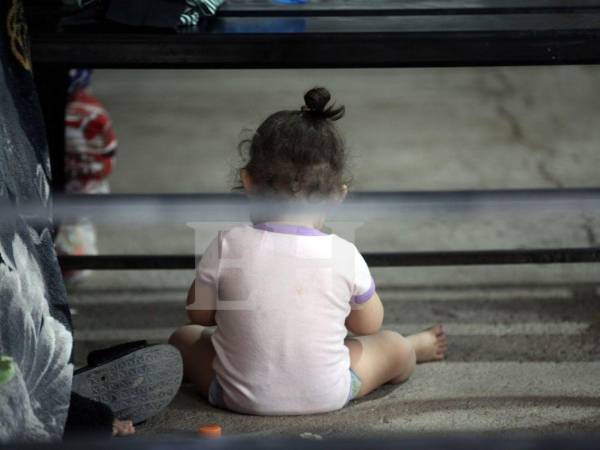 Sin ser consciente del peligro que corría en su hogar, el lente del fotógrafo David Romero de EL HERALDO capturó a una pequeña sentada en el suelo, jugando con inocencia y ternura en el albergue de la colonia Divino Paraíso.