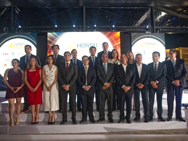 22 jóvenes hondureños seleccionados como parte de la décimo tercera generación de beneficiarios del Programa Crédito-Beca de Hondufuturo.