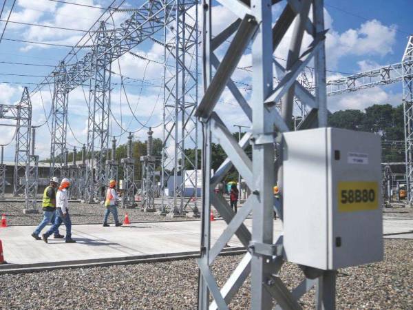 La Comisión de Energía intensifica negociaciones políticas para lograr la aprobación del proyecto que busca reducir la tarifa eléctrica nacional.