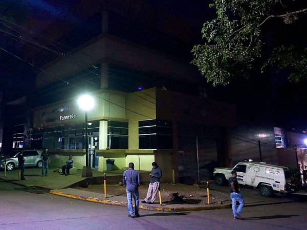 Familiares de los jóvenes encontrados en la montaña de Tatumbla esperan afuera de la morgue.