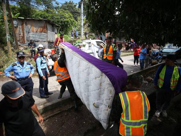La desesperación y el miedo se apoderan de familias del barrio Reparto por Bajo que buscan refugio en casas de familiares y albergues temporales.