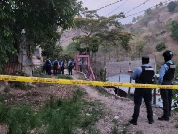 La violencia volvió a golpear la capital hondureña luego de que sicarios asesinaran a dos hermanos en una calle solitaria de la colonia Villa Nueva, en Tegucigalpa.