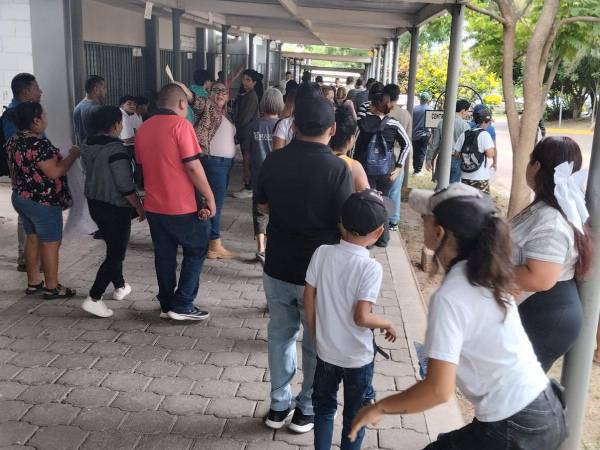 Turbas de personas enviadas por el director de Infop, Edgardo Loucel, para intimidar al sindicato de trabajadores.