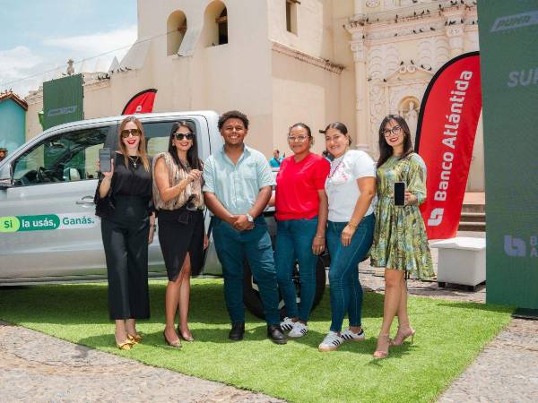 El ganador de la Volkswagen Amarok, Josué Amador, junto a familiares y el equipo de Puma Energy, posando con su nuevo vehículo de fondo.