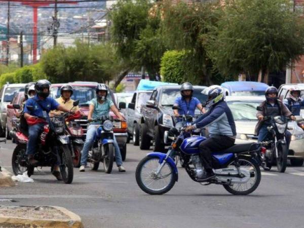 Funcionarios de esas dependencias explican que entre los factores que han contribuido al crecimiento del parque vehicular de motocicletas en Honduras .