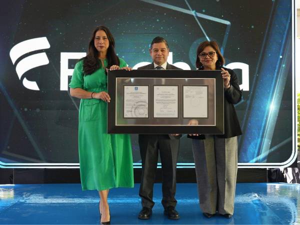 Sofía Ramírez, gerente País de Icontec, entregó el certificado a los representantes de Banco Ficohsa: José Arturo Alvarado, gerente general y Lilia Zelaya, vicepresidente de Cumplimiento.