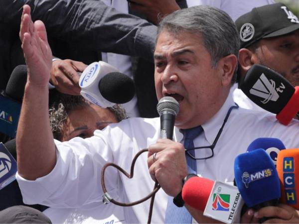 Aunque la Fiscalía pidió su detención por considerar que existía riesgo de fuga, un juez resolvió que el expresidente Juan Orlando Hernández continúe el proceso en libertad bajo medidas cautelares. ¿Cuáles son?
