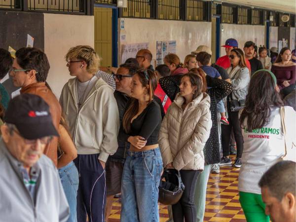 Los comicios en Costa Rica para elegir al presidente de la República y a los 57 diputados de la Asamblea Legislativa para el periodo 2026-2030 avanzan este domingo en absoluta normalidad y sin incidentes de relevancia, indicó el Tribunal Supremo de Elecciones (TSE).