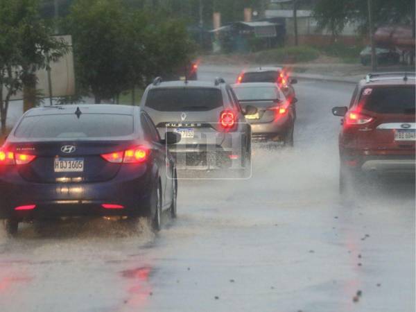 Una vaguada en superficie incrementará la nubosidad y generará precipitaciones débiles a moderadas en varias regiones, con oleaje estable en ambos litorales.