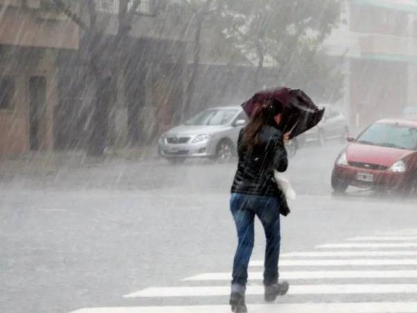 El ingreso y desplazamiento de una onda tropical sobre el territorio nacional estará generando abundante nubosidad, viento racheado, lluvias y chubascos dispersos, con acumulados fuertes y actividad eléctrica aislada en la mayor parte del país. Las mayores precipitaciones se concentrarán en las regiones del noroccidente, suroccidente y zona central.