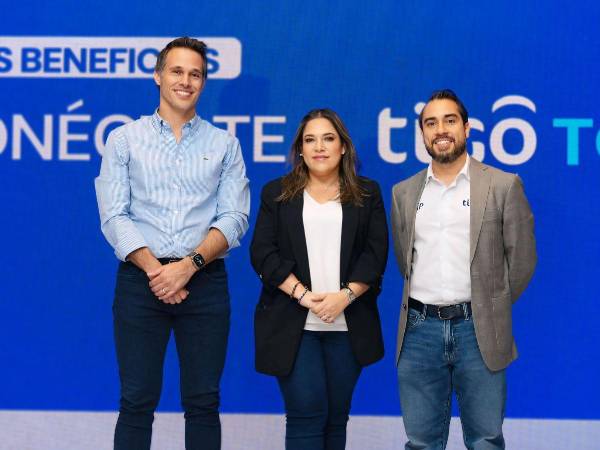 Ejecutivos de Tigo en el lanzamiento de la campaña “Es momento de volver a Aprender con Tigo Total” en este 2025.