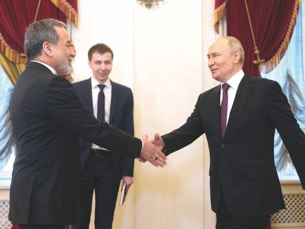 Encuentro. El presidente ruso, Vladimir Putin (d), recibió el lunes al ministro de Asuntos Exteriores iraní, Abbas Araghchi, en la Biblioteca Presidencial Boris Yeltsin en San Petersburgo, Rusia, cita en la que defendió la “heroica” lucha del pueblo iraní por su independencia ante Estados Unidos e Israel.