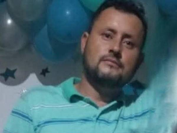 Edwin Aguilar, un hombre dedicado a la albañilería, fue contratado para realizar un pozo séptico en una zona montañosa en La Masica, Atlántida, donde ocurrió un enfrentamiento entre una banda criminal y agentes policiales, dejando como resultado cinco personas muertas y otros tres oficiales heridos.