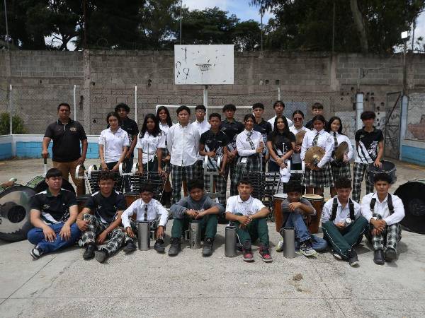 Son 20 jóvenes, entre pequeños y grandes, que han entregado tardes completas de ensayo para que cada golpe de tambor y cada nota de lira suene con perfección.