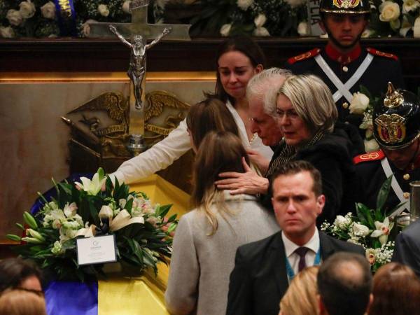 El féretro del dirigente del Centro Democrático permanece en el Capitolio Nacional mientras miles de ciudadanos y autoridades honran su legado en diversas ciudades del país.