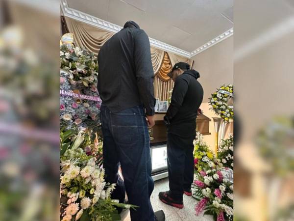 Entre lágrimas y abrazos de consuelo, familiares y amigos le dieron el último adiós a Jenifer Rivas, la joven presentadora y creadora de contenido que partió de forma inesperada el pasado 1 de octubre.