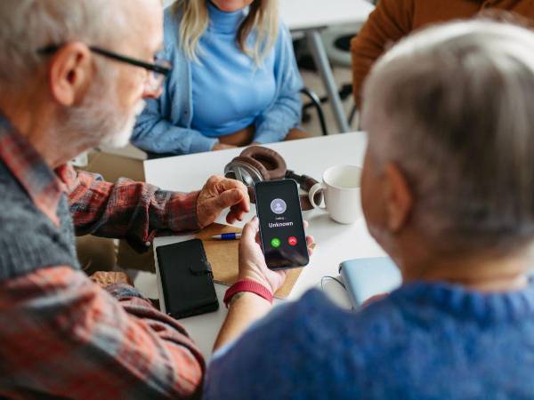 Durante las fechas festivas, es clave mantenerse alerta ante situaciones inusuales y evitar compartir información personal a través de medios digitales.