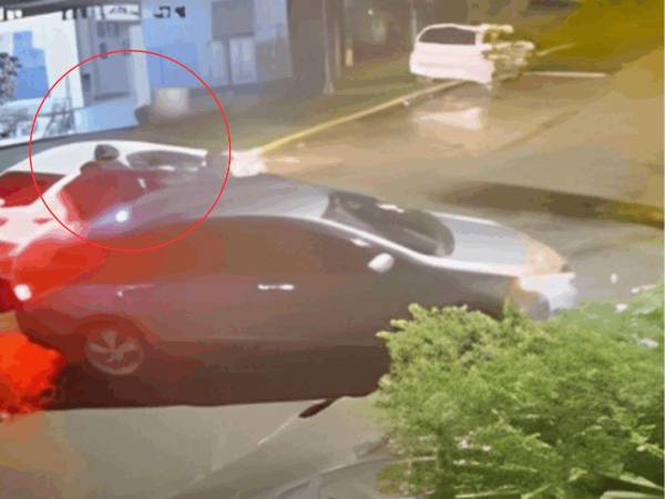 Momento en el que la abogada Liliana Guevara fue atacada cuando intentaba subir a su vehículo.