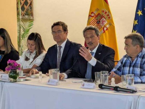 Las empresas integrantes del Núcleo España entregaran un reconocimiento especial al embajador español en Tegucigalpa; destacaron fortalecimiento de vínculos económicos.