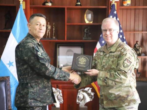 Héctor Valerio Ardón, jefe de las FF AA de Honduras, y Víctor Allan Kent, agregado militar de EE UU.