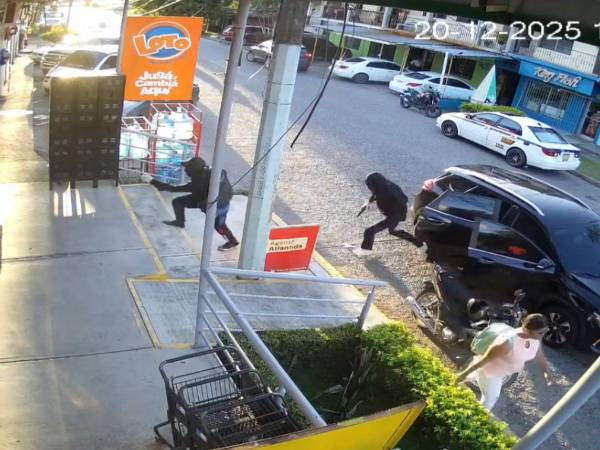 Momento en que intentan robo armado en supermercado Queyma queda registrado en cámaras de seguridad.
