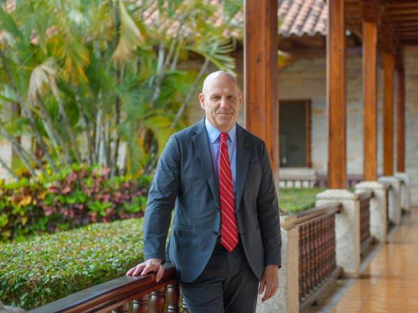 El diplomático estadounidense liderará la institución desde el 1 de abril, enfocándose en la proyección internacional y la innovación técnica.