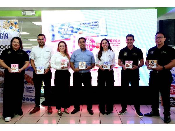 Los equipos de Supermercados La Colonia y Yummies celebraron el lanzamiento de las nuevas barras saludables Yummi Nuts.