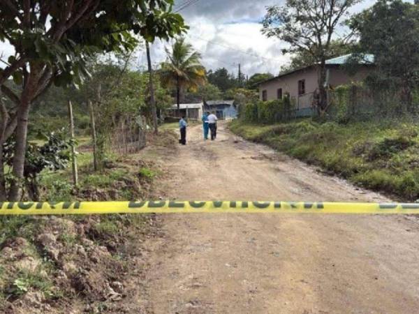 A un costado del cadáver se encontraba una piedra ensangrentada, que se presume fue la que se utilizó para causarle la muerte.