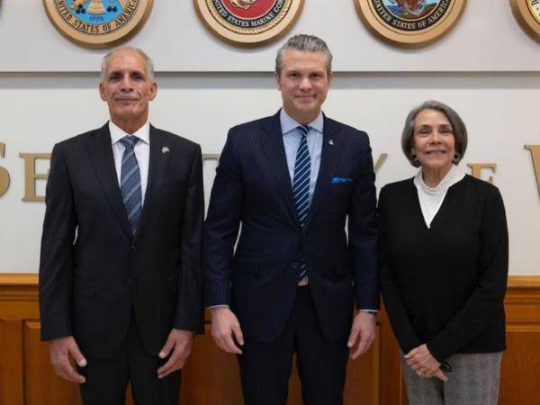Nasry Asfura, presidente electo de Honduras; Pete Hegseth, secretario de Guerra; y Mireya Agüero, próxima canciller de Honduras.