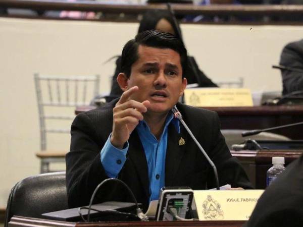 Foto de Fabricio Sandoval, diputado del partido Libertad y Refundación (Libre), en sesión legislativa.