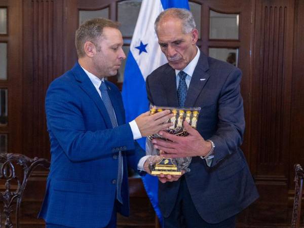 El presidente Asfura recibió como obsequio una menorá, candelabro de siete brazos considerado uno de los símbolos más antiguos y sagrados del judaísmo.