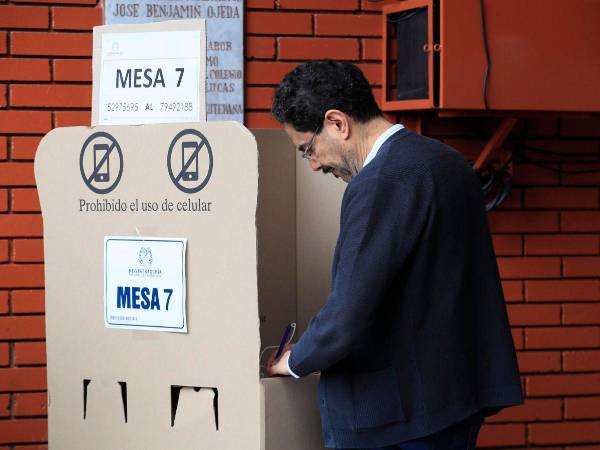 Cepeda votó este domingo en la capital colombiana y aseguró que su campaña ha sido limpia, transparente y honesta.