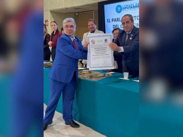 El reconocimiento se entregó durante la instalación del Parlamento sobre Inteligencia Artificial en la Cámara de Diputados de México, donde también fue reconocida la Embajadora hondureña, Sonia Leticia Cruz.