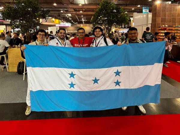 Representantes de Don Fabio Café: Marlon Motiño, Emil Irías, acompañados de Allan Mejía (representante de IHCAFÉ), y siguiendo con Juan Bendeck y Roberto Zelaya.