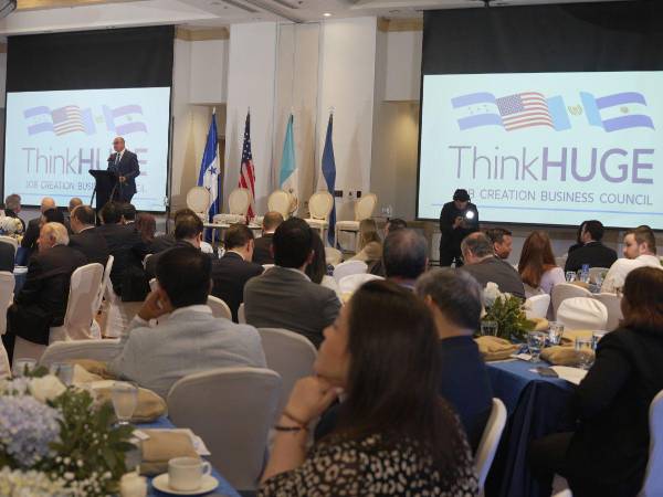 Autoridades gubernamentales, representantes del sector energético y líderes empresariales participaron en el Foro de Integración Energética del Triángulo Norte realizado en Tegucigalpa.