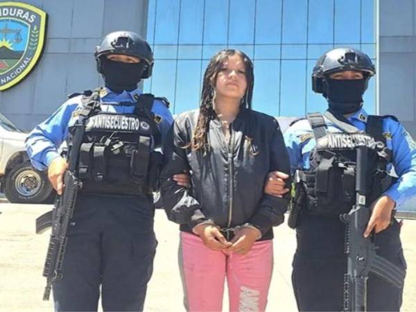 Una mujer de 20 años fue capturada por presunta explotación sexual. De acuerdo al expediente investigativo, la mujer era la encargada de trasladar a las víctimas a distintos moteles del Distrito Central.