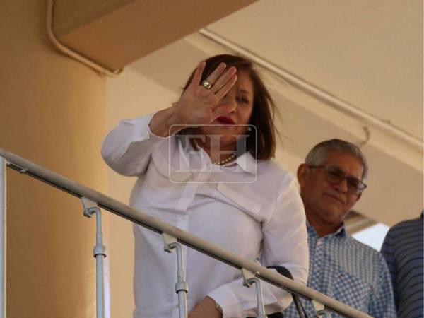 La exdiputada al Parlamento Centroamericano regresó este miércoles 15 de abril al Congreso Nacional. Con gestos de despedida, saludó a la prensa, pero no se detuvo para dialogar.