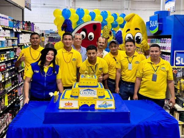 Colaboradores del supermercado con el pastel alusivo, el cual fue compartido con los clientes, en un ambiente festivo de aniversario.