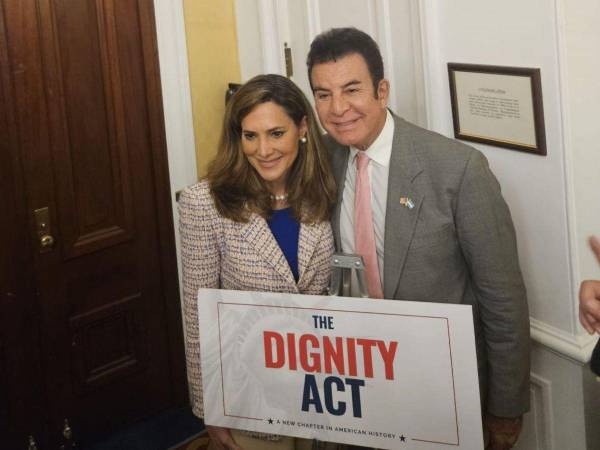 La ley también contempla el fortalecimiento de la seguridad fronteriza y una vía hacia la residencia permanente.